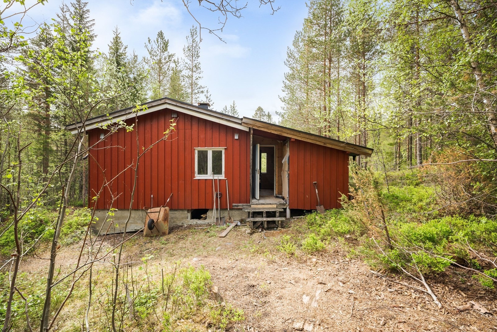 Hytta har et sjarmerende uttrykk og byr på spennende muligheter for den som ønsker å sette sitt eget preg gjennom oppgradering og renovering. Galleribilde