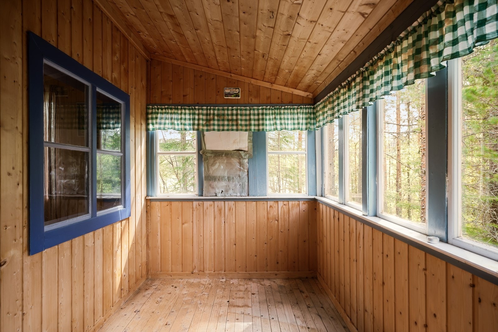 Hagestuen på 5,5 m² har et hyggelig utgangspunkt og kan bli et trivelig oppholdsrom med litt oppussing og kjærlighet. Galleribilde