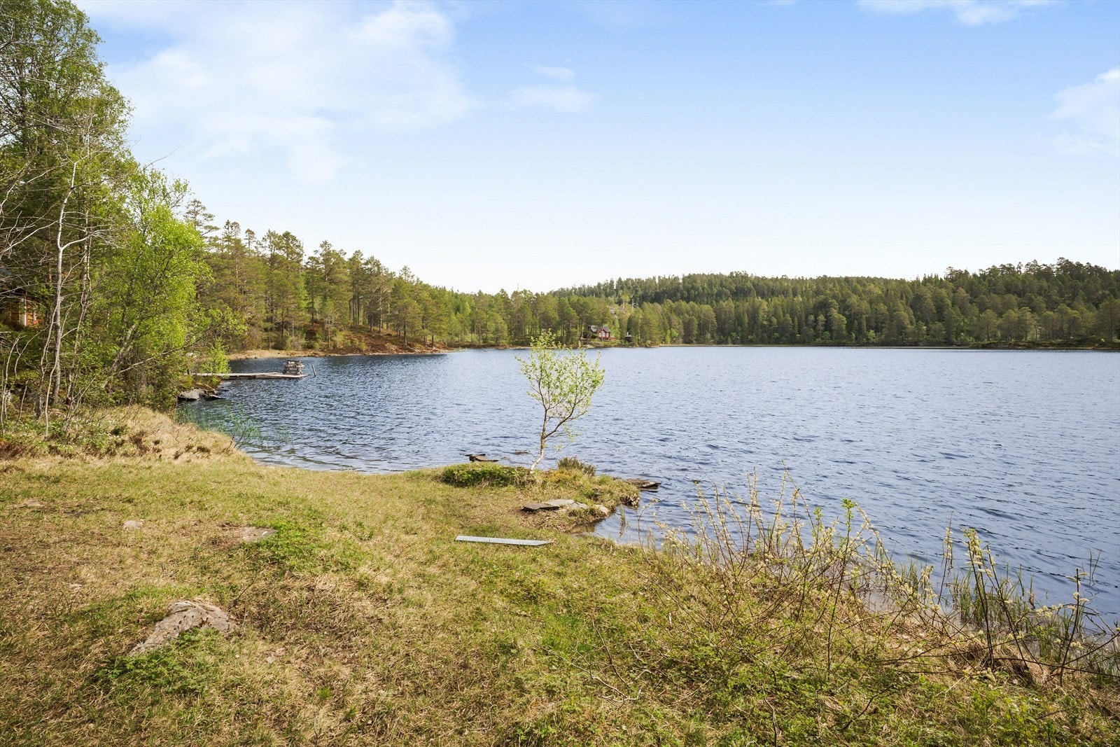 Oppsjøen danner et idyllisk bakteppe for rolige dager med natur, stillhet og frisk luft. Galleribilde