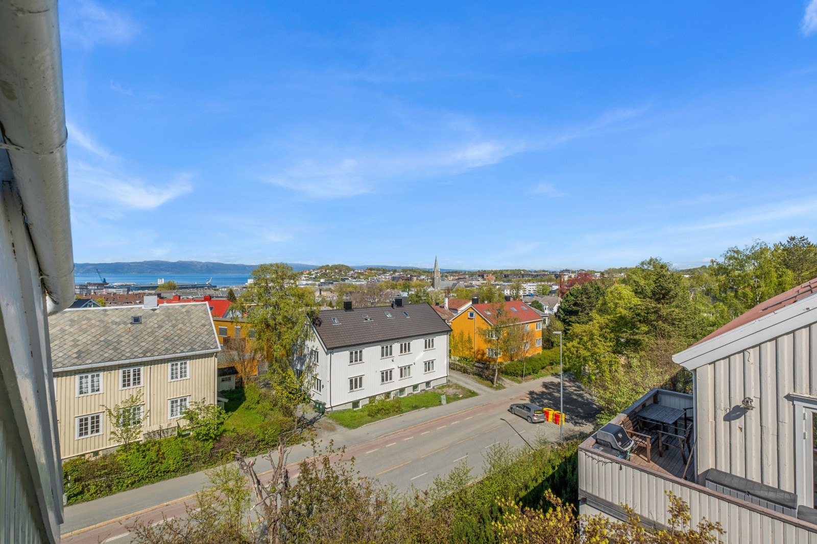 Nydelig utsikt over det etablerte nabolaget fra loftet. Galleribilde