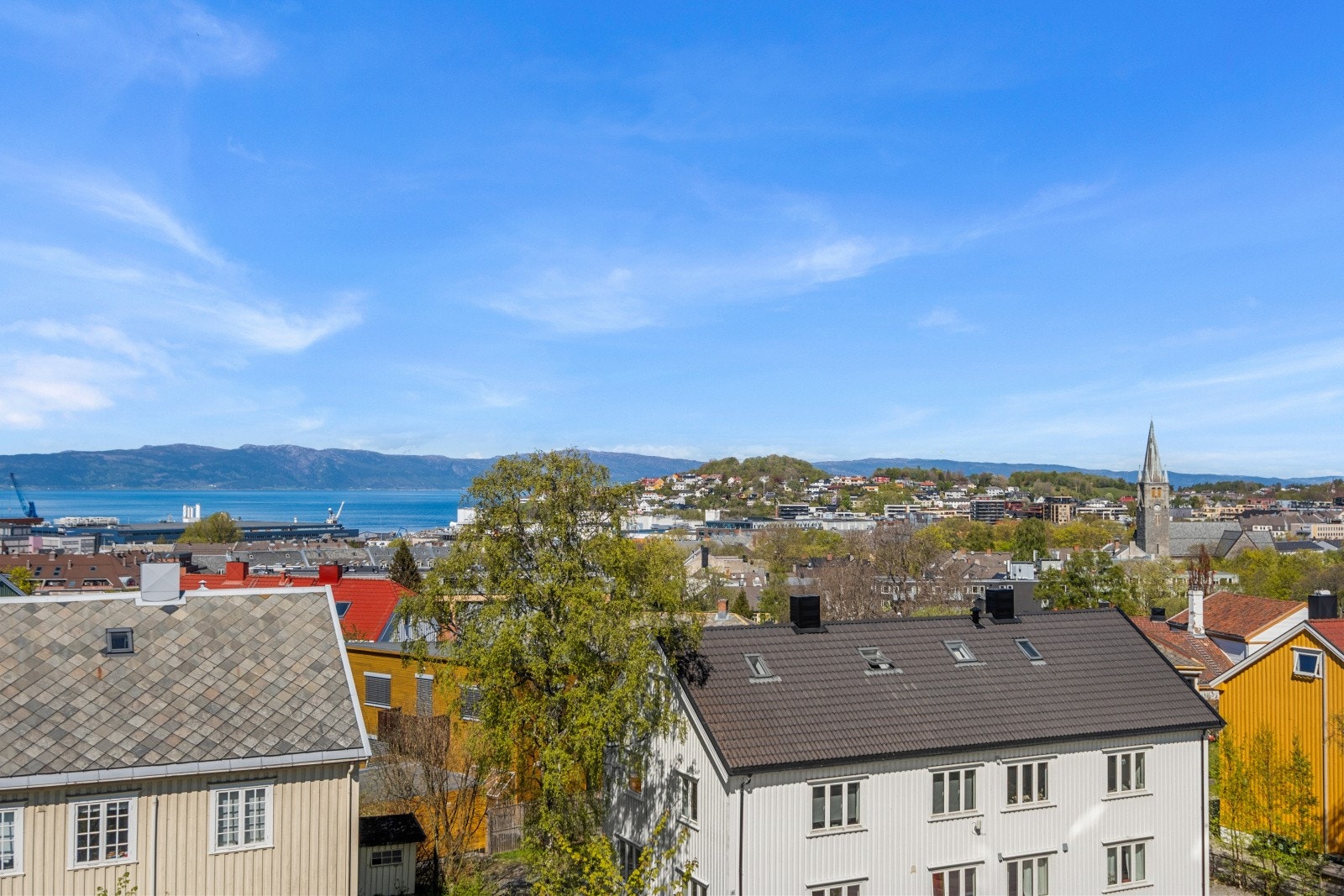 Fra balkongen har du en utsikt mot fjorden og sentrum. Galleribilde