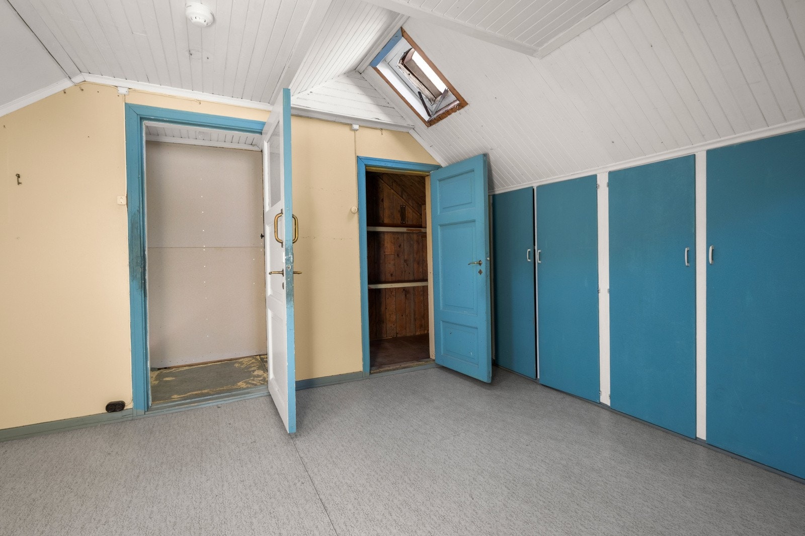 Plassbygde skap og kott gir rikelig med lagringsmuligheter på loftet. Galleribilde