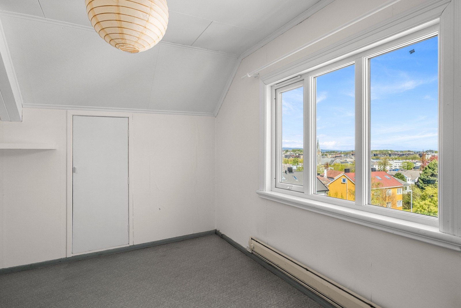 Også fra loftet er det flott utsikt over nærområdet og byen. Galleribilde