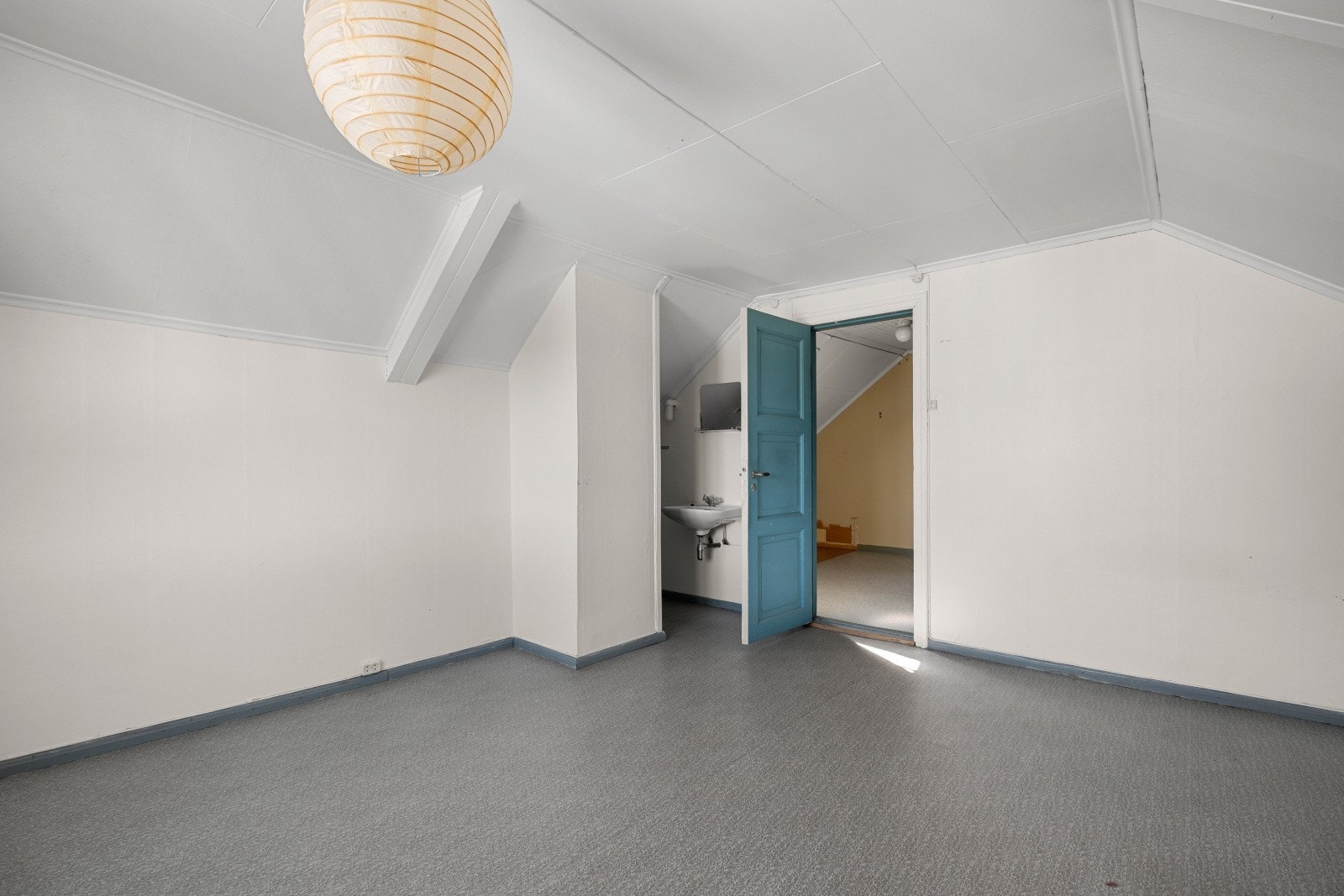 Hele loftsetasjen og 2. etasje, i denne halvparten av 4-mannsboligen, reseksjoneres inn denne seksjonen i disse dager. Galleribilde