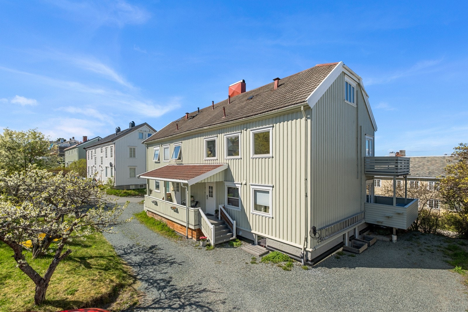 Eiendommen har en attraktiv beliggenhet i et veletablert boligområde, med kort gangavstand til Solsiden, Bakklandet og sentrum. Galleribilde