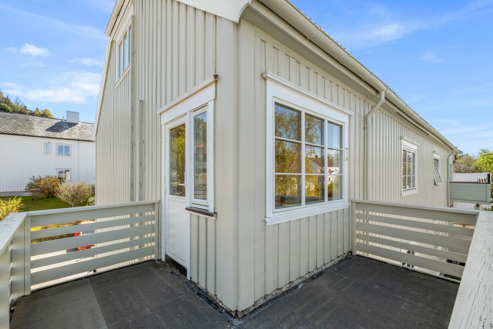 Fra stuen er det utgang til den trivelige balkongen. Galleribilde