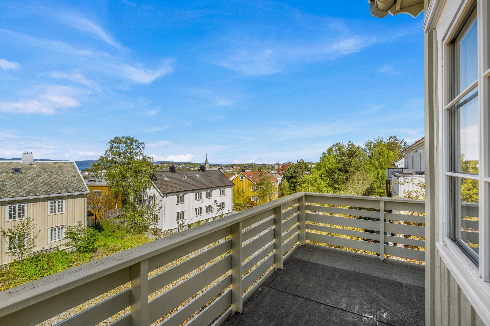 De daglige innkjøpene kan gjøres på Rema 1000 Rosenborg eller Bunnpris Rosendal, begge en kort spasertur unna. Galleribilde