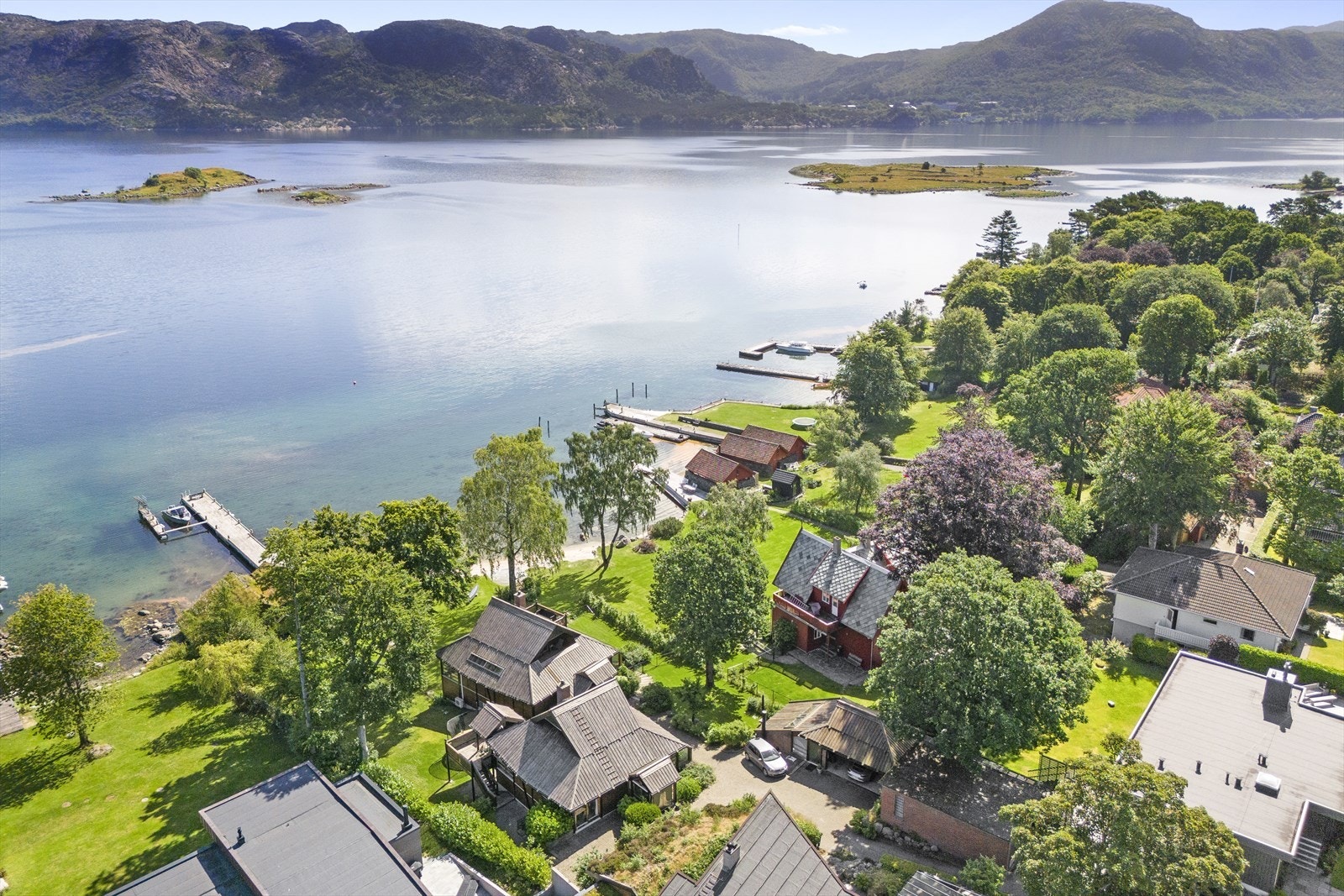 Slående utsikt mot Gandsfjorden og fjellene bak, her kan man virkelig koble av i en ellers travel by. Galleribilde