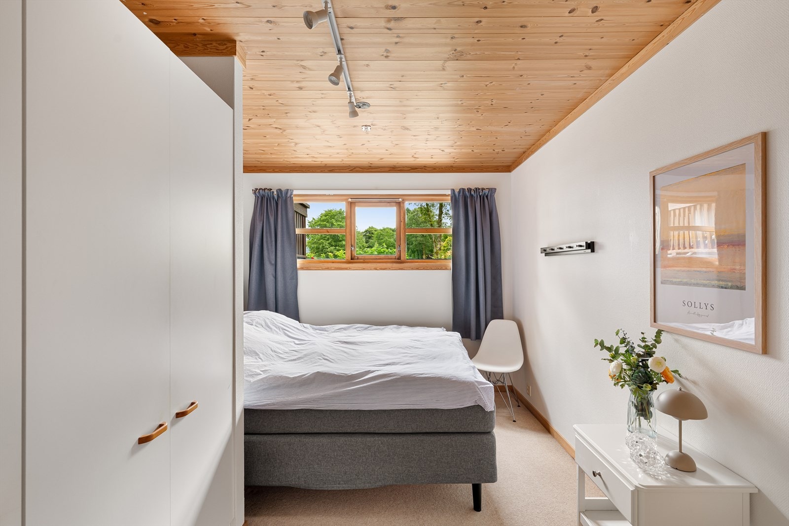 Det siste rommet er også av god størrelse med god plass til dobbeltseng og garderobe. Galleribilde