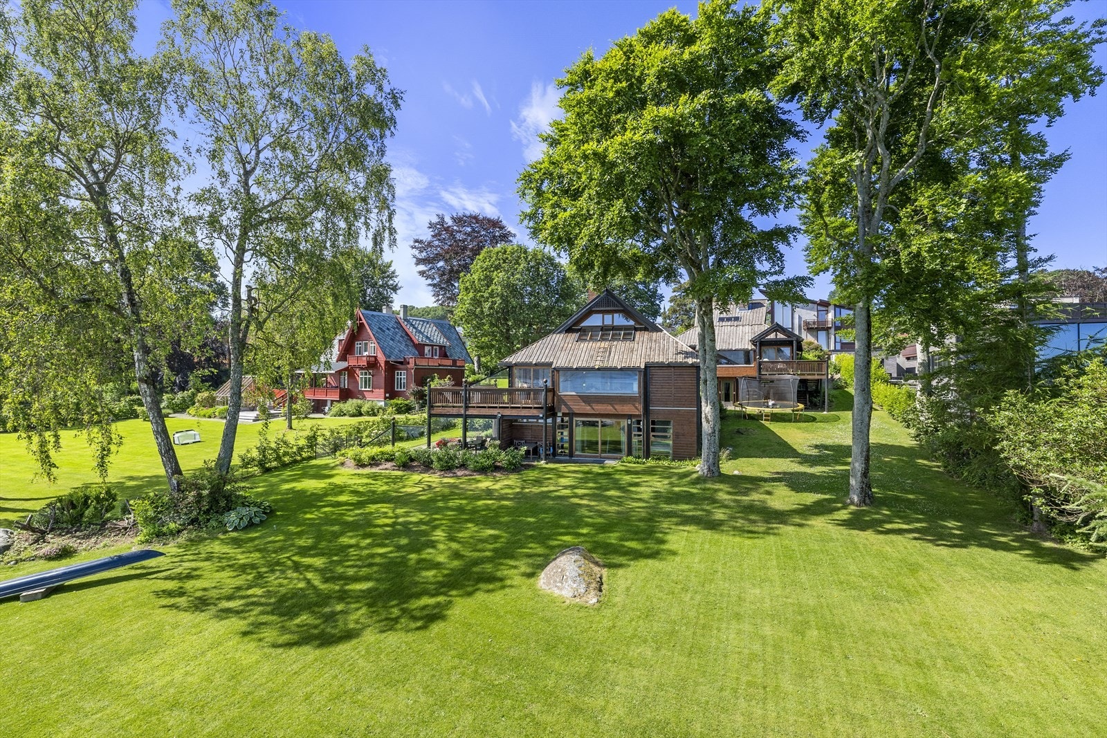 Hele tomten er pent opparbeidet og godt vedlikeholdt. Galleribilde