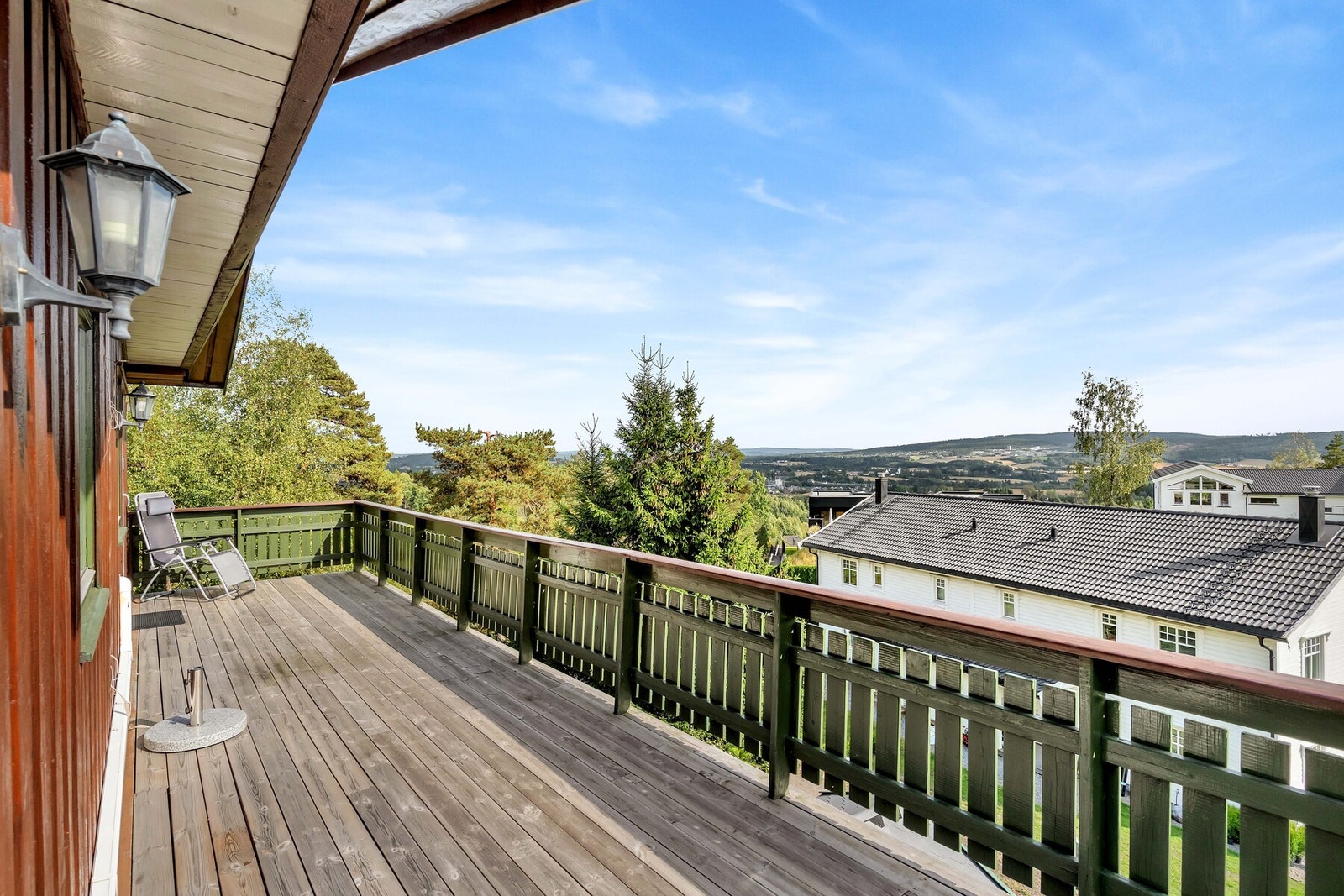 Fra stuen er det adkomst til stor terrasse på ca. 39 m² med fine solforhold og god plass til utemøbler. Galleribilde