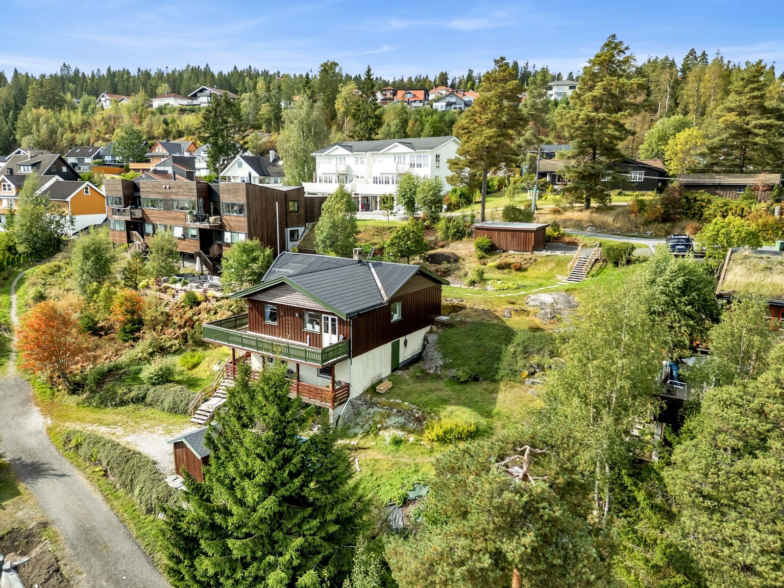 Eiendommen ligger på en opparbeidet tomt med asfaltert adkomst, plenarealer, beplantning og flere uteplasser. Galleribilde
