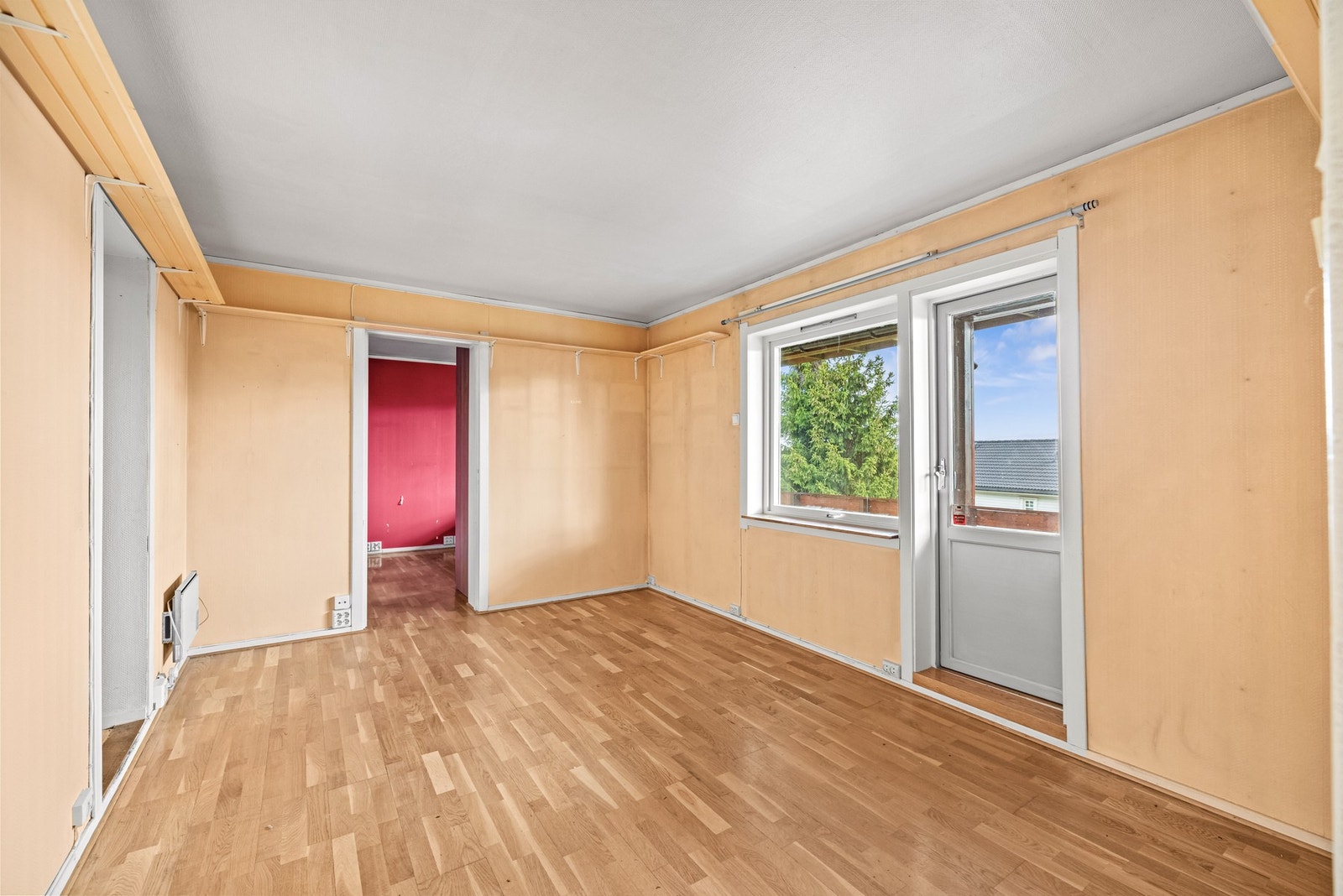 Kjelleretasjen er ulovlig innredet med stue, kjøkken, bad og soverom. (Dette er ikke godkjent som utleiedel, eller til varig opphold. Se salgsoppgave) Galleribilde
