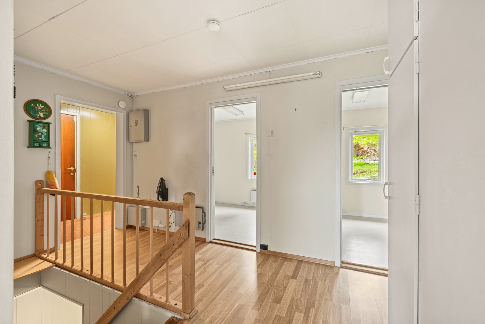 Fra gangen er det adkomst til to av soverommene i hovedetasjen, entré, kjøkken og stue. Galleribilde
