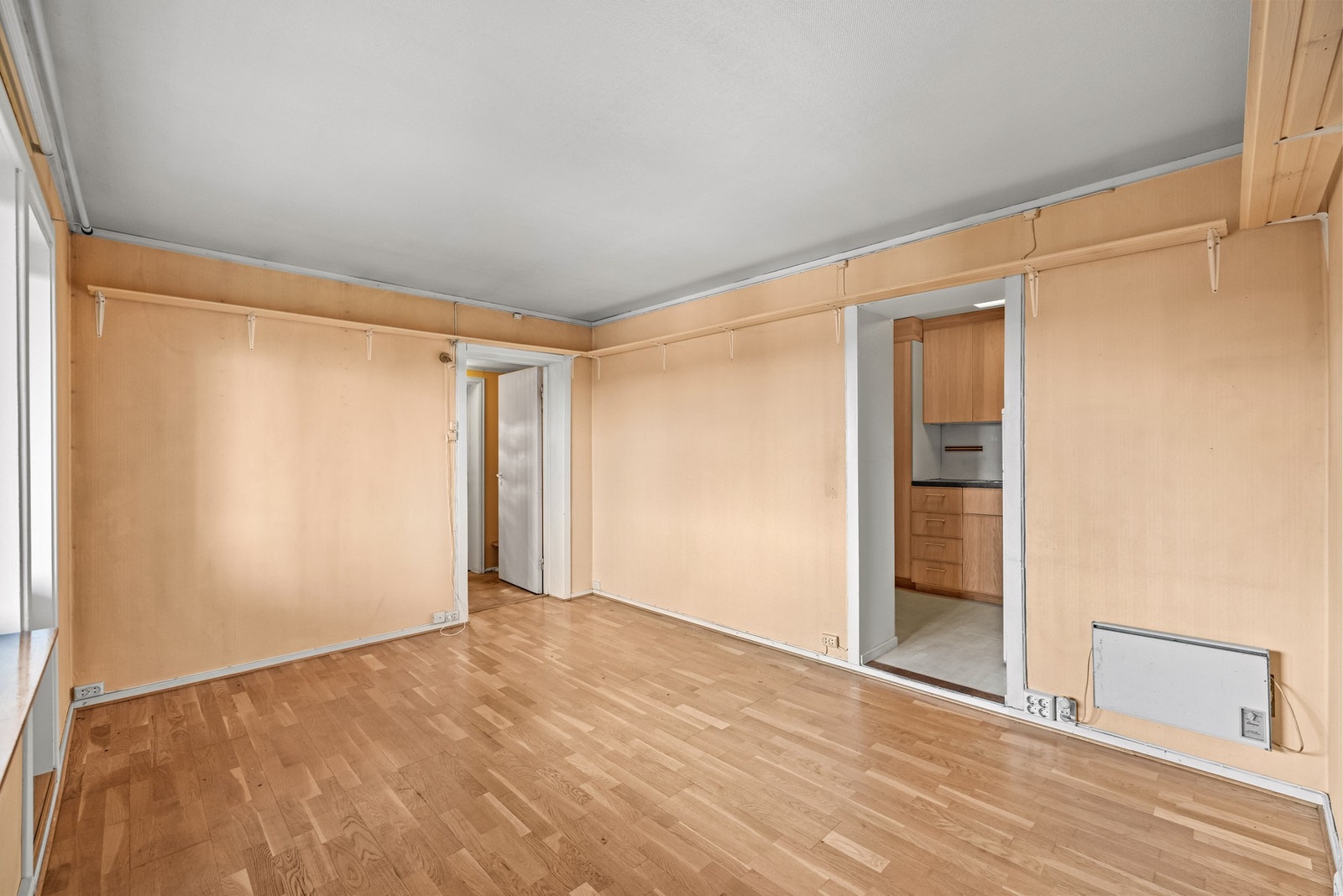 Fra stuen er det adkomst til soverom og kjøkken, og badet ligger videre inn fra kjøkkenet. Galleribilde