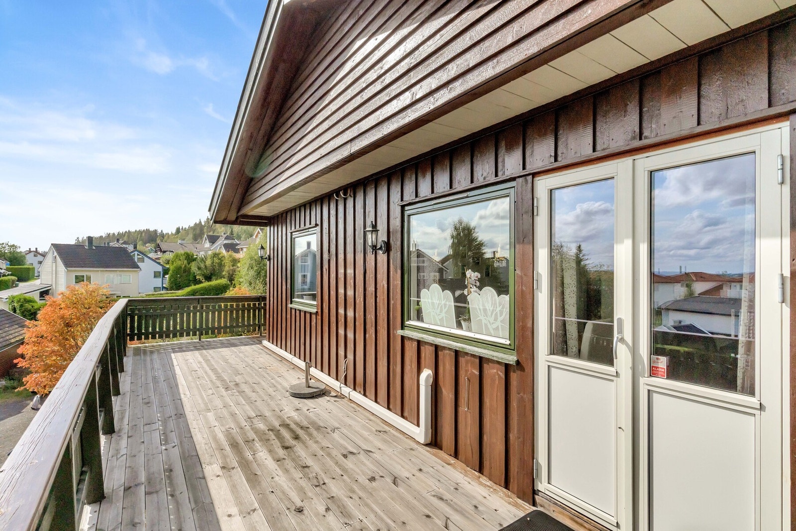 Fra stuen er det adkomst til stor terrasse på ca. 39 m² med fine solforhold og god plass til utemøbler. Galleribilde
