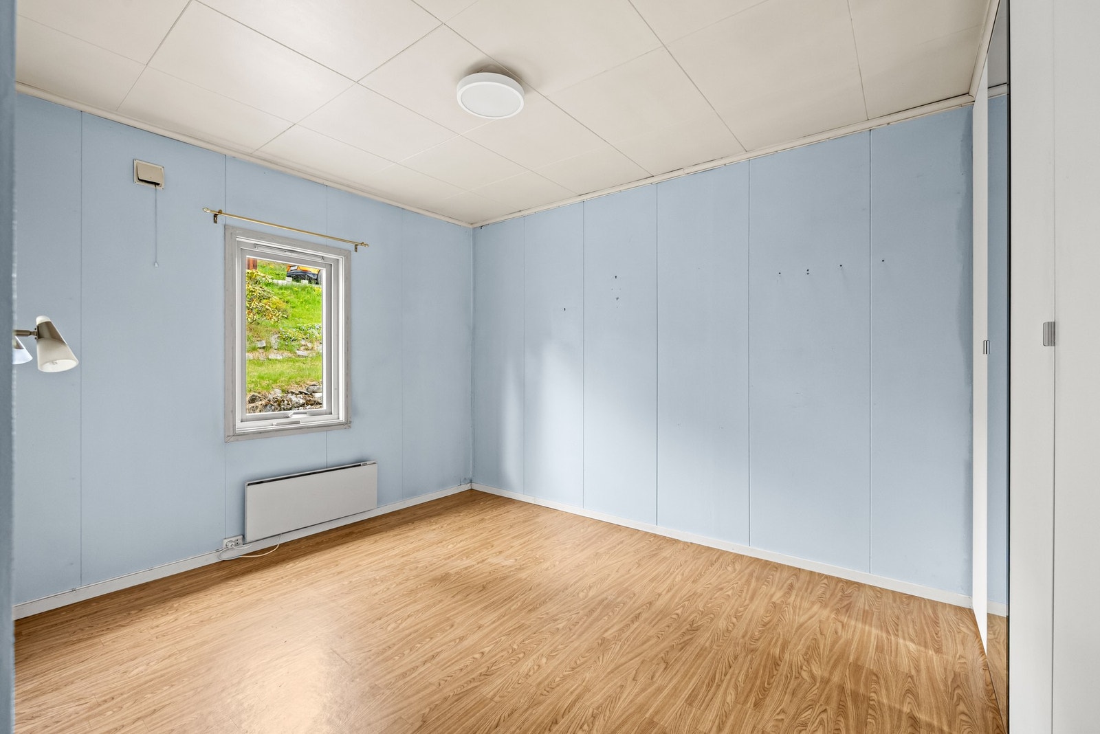 Soverommene er av god størrelse og har godt med oppbevaringsplass i innebygget garderobe. Galleribilde