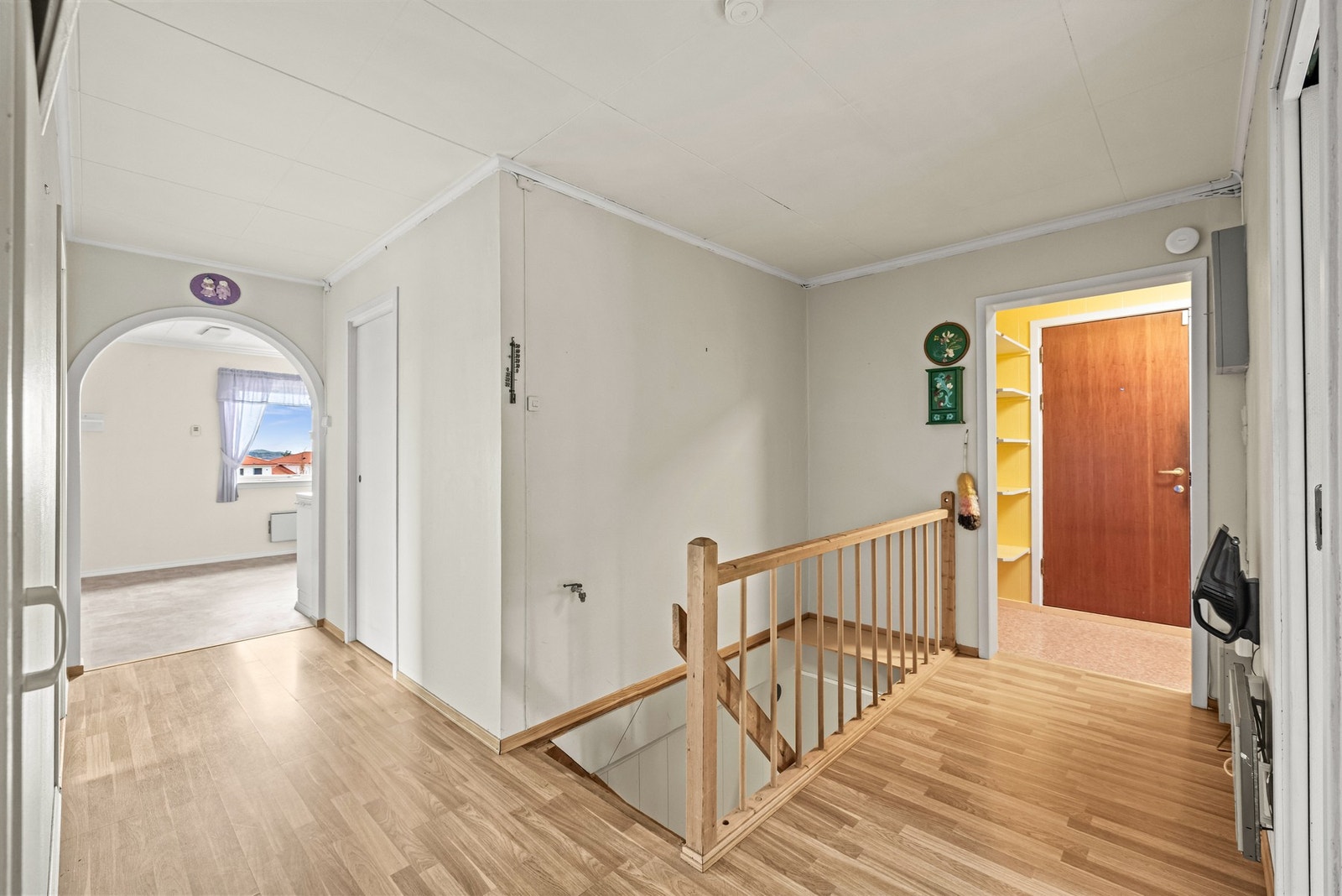 Eiendommen har en attraktiv og familievennlig planløsning med oppholdsrom samlet i hovedetasjen. Galleribilde