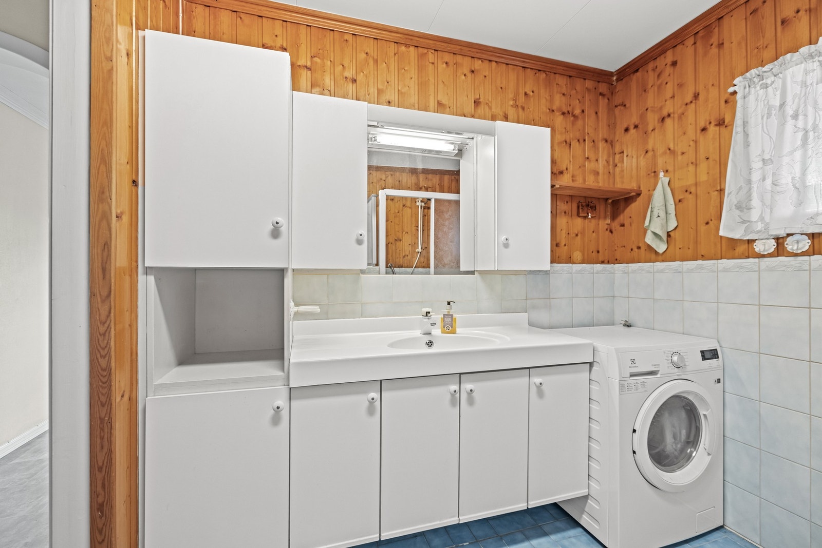 Badet fremstår med eldre standard og det må påregnes totalrenovering. Galleribilde