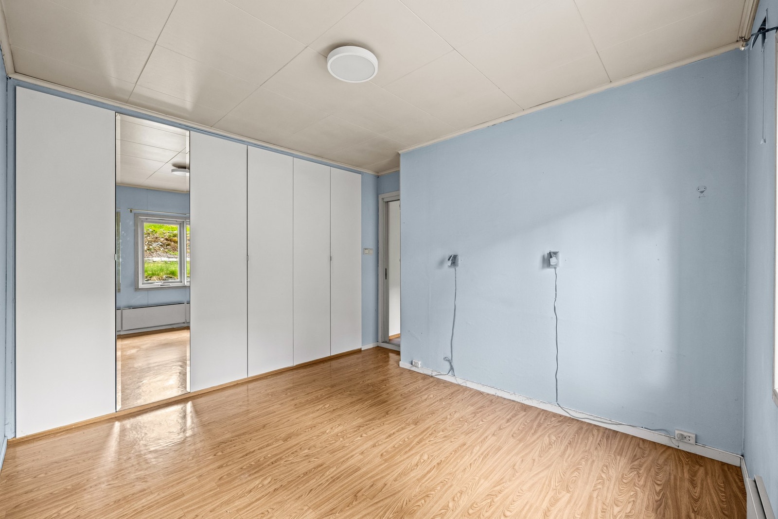 Soverommene er av god størrelse og har godt med oppbevaringsplass i innebygget garderobe. Galleribilde