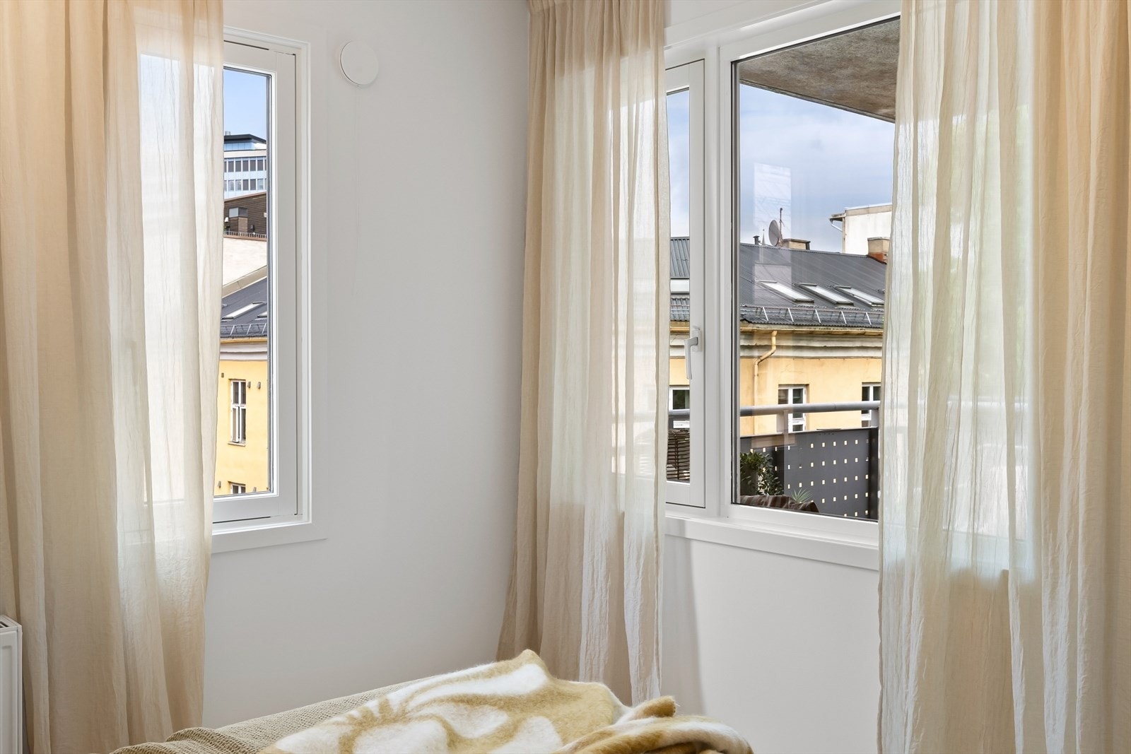 Store vindusflater som gir godt med dagslys. Galleribilde