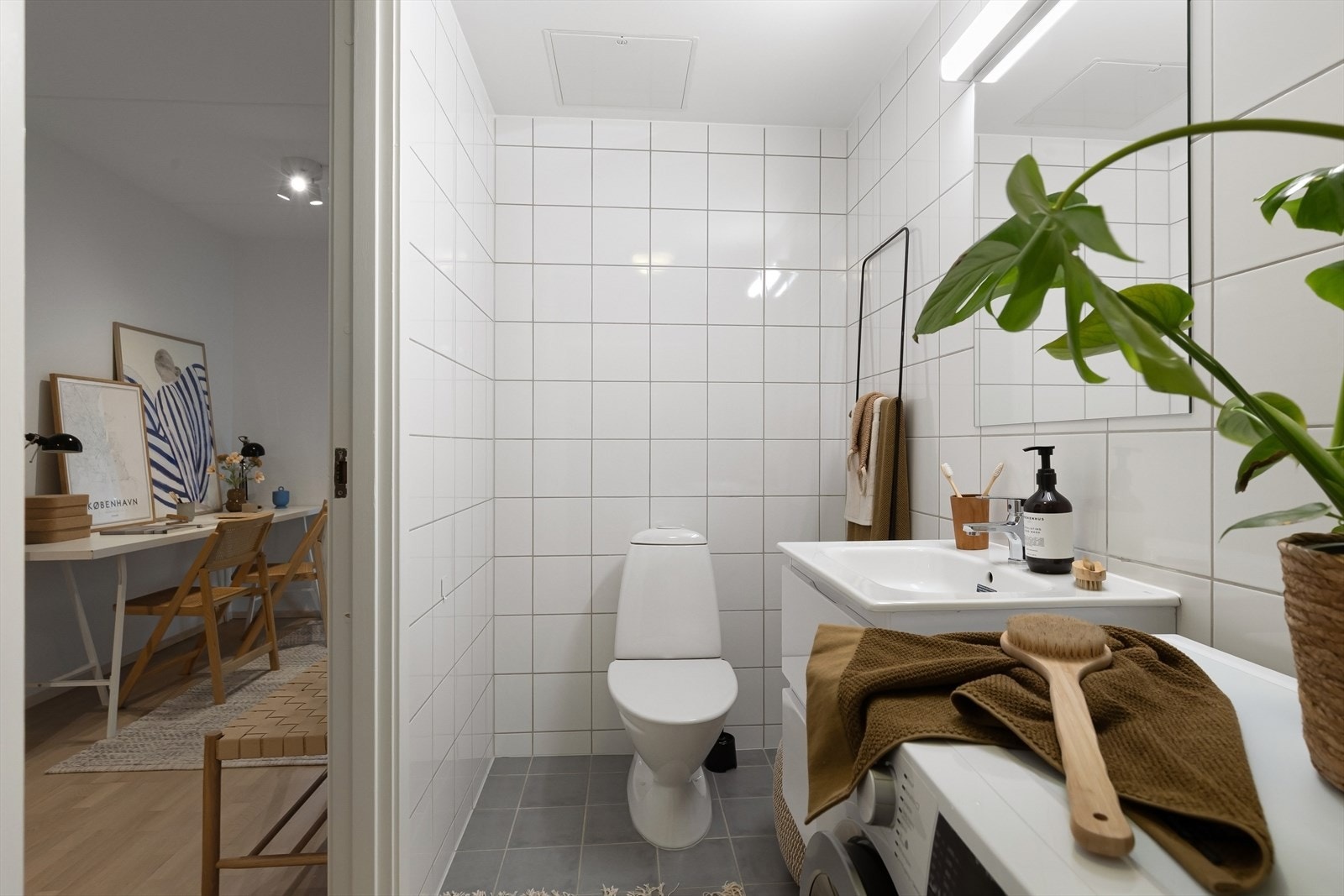 Badet består av flislagt gulv med varmekabler, flislagte vegger og malt himling. Galleribilde