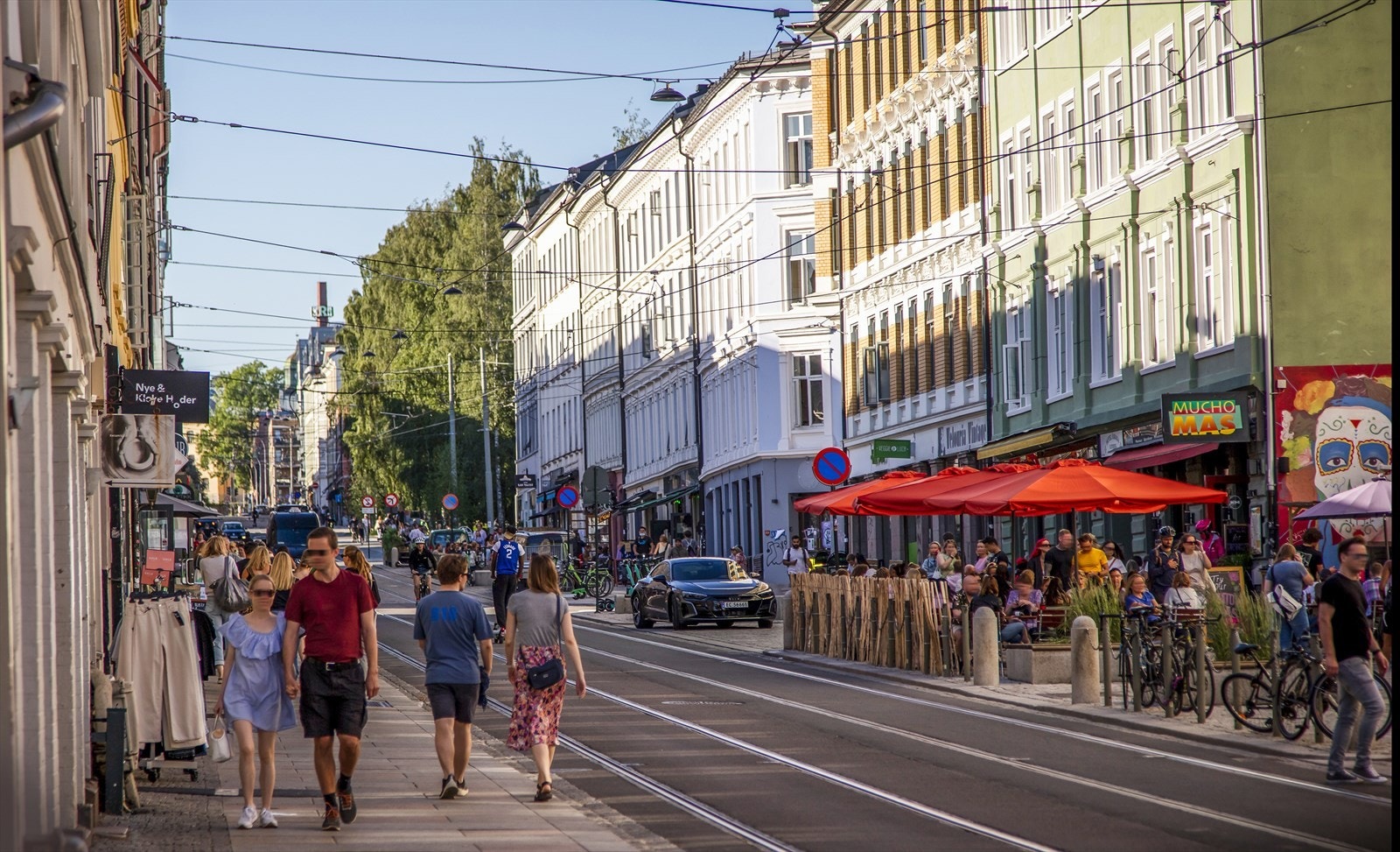 Området strekker seg fra Youngstorget og videre østover med blant annet Grünerløkka i nærheten. Flere kjente spisesteder og barer, som Arakataka, Oslo Street Food, Piscoteket, Munchies og Crow Bar, ligger innen kort gangavstand. Galleribilde