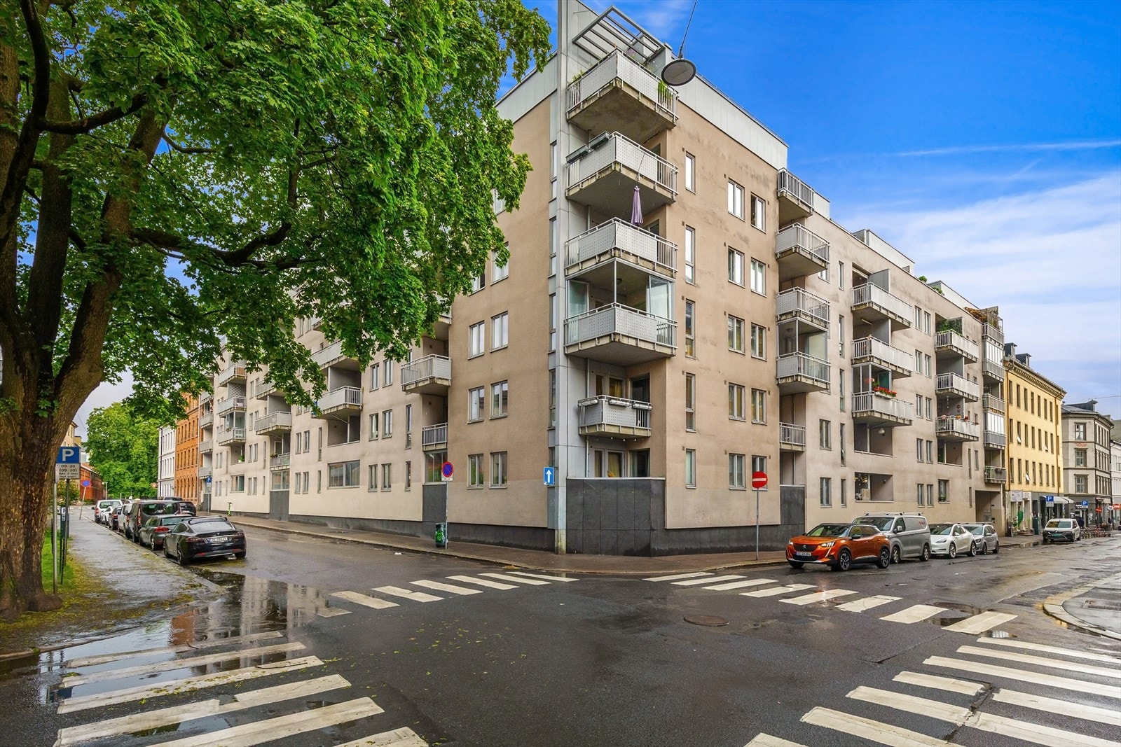 Fasade. Leiligheten ligger plassert i en enveiskjørt gate, med lite trafikk. Galleribilde
