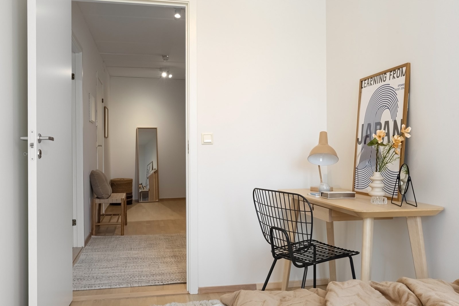 Plass til kontorløsning eller garderobeløsning. Galleribilde