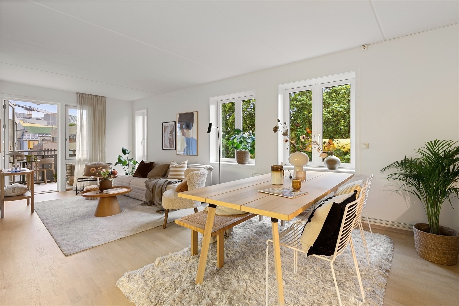 En lys og pen 3-roms hjørneleilighet med solrik balkong med hyggelig utsyn! Sentral og etterspurt beliggenhet, perfekt plassert mellom Grünerløkka og Oslo sentrum. Galleribilde