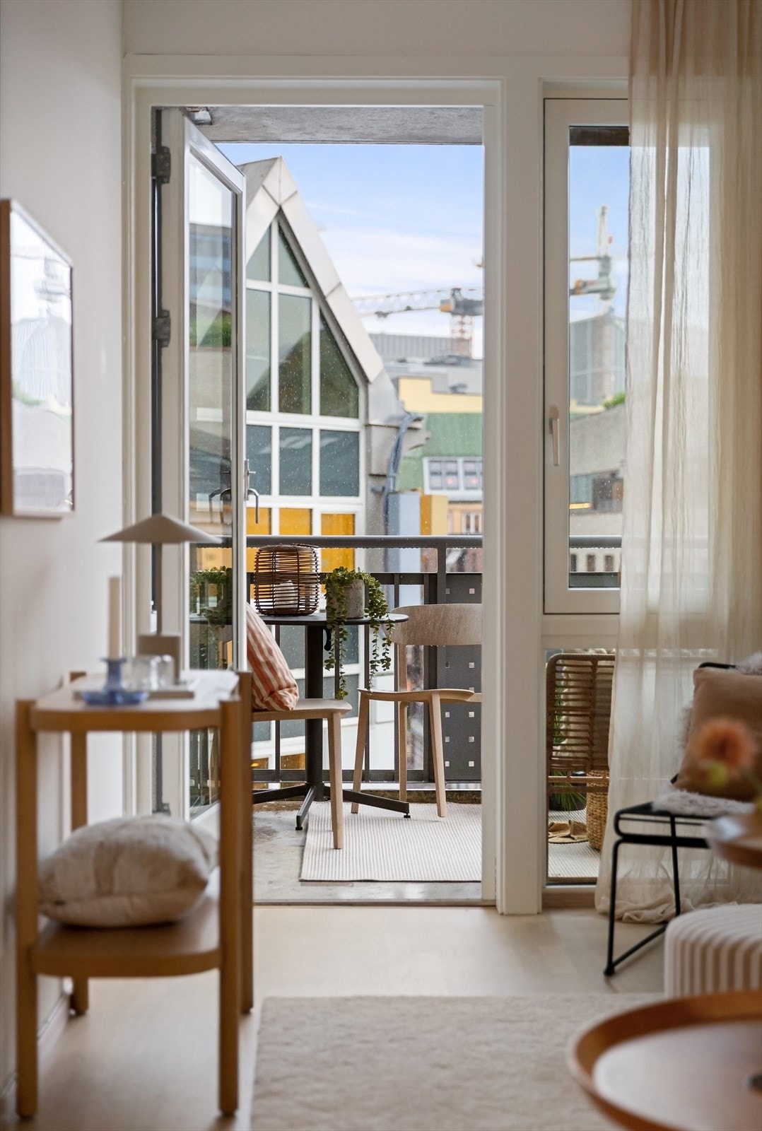 Utgang til solrik balkong fra stuen. Galleribilde