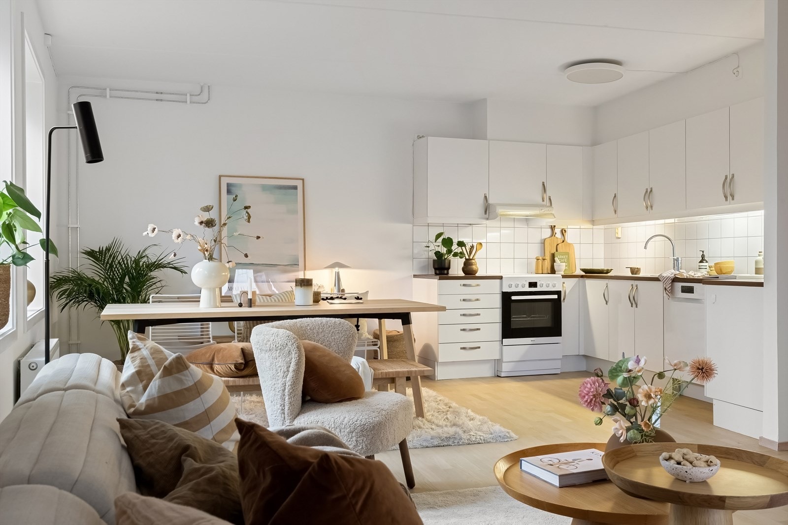 Her er det god plass til både sofagruppe og spisebord av god størrelse. Galleribilde