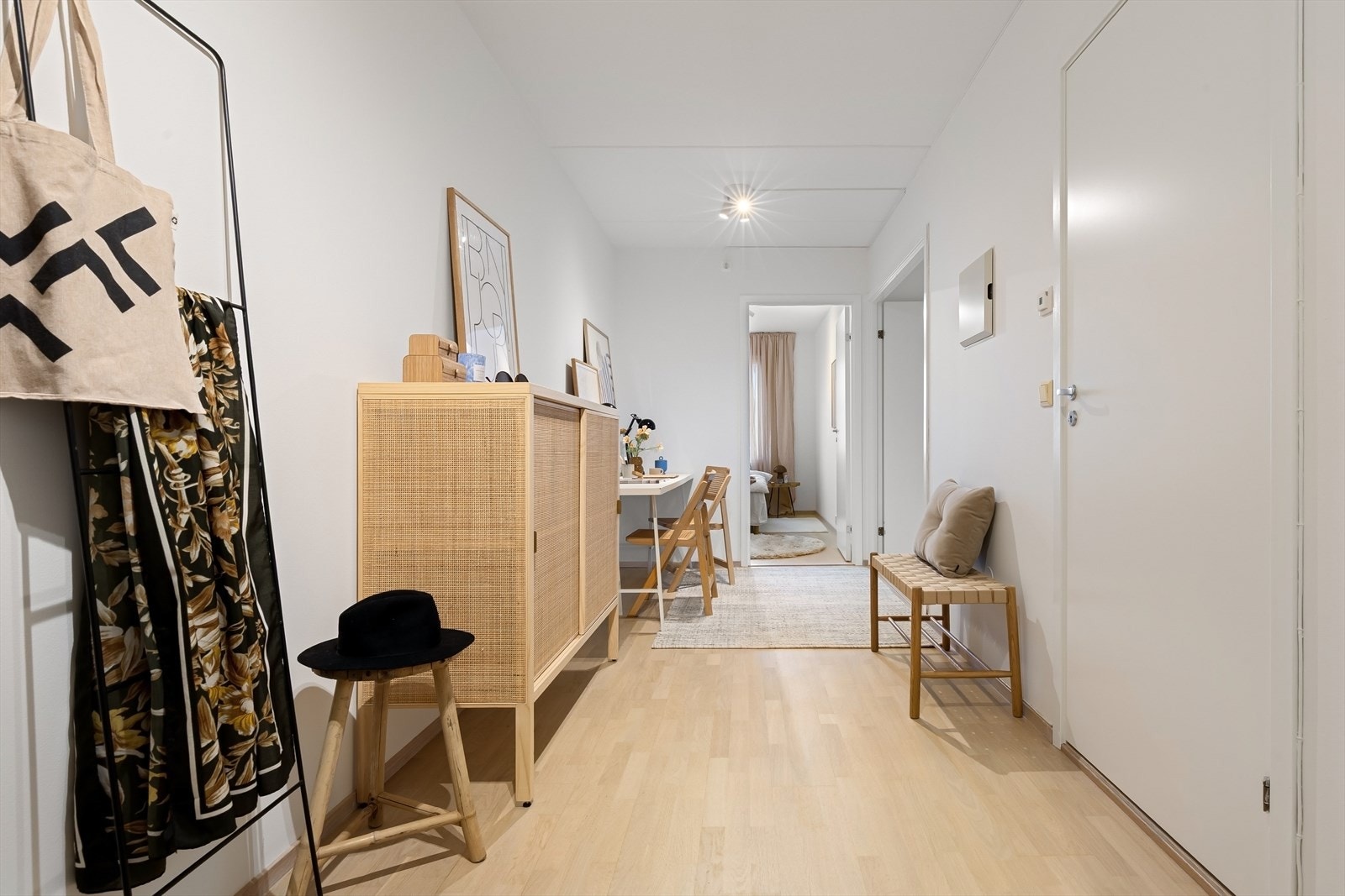 Lys og romslig entré med god plass til oppbevaring av sko og yttertøy. Galleribilde