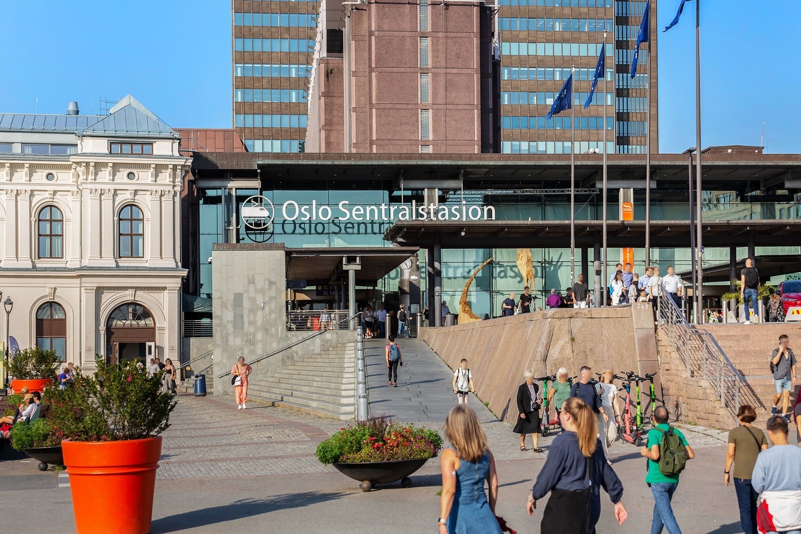 Oslo sentralstasjon like i nærheten, som er et knutepunkt for kollektiv transport. Galleribilde