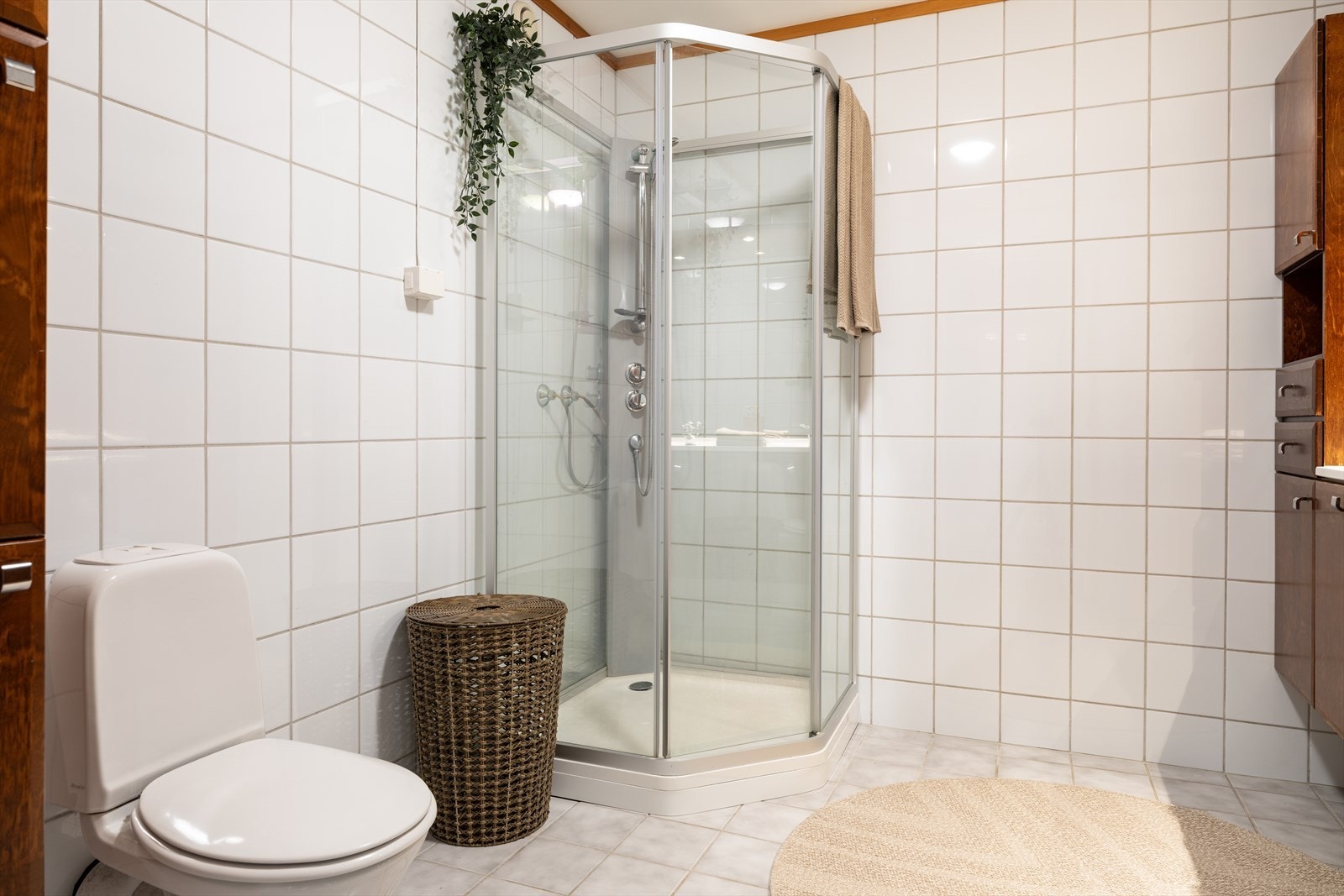 Flislagt bad med varme i gulv og opplegg til vaskemaskin. Galleribilde