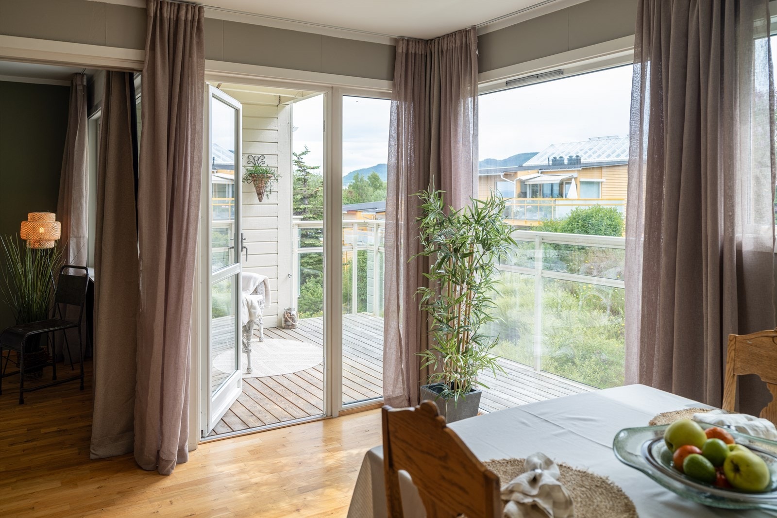 Velkommen inn - her får du en lys og åpen stue på hele 27m². Galleribilde