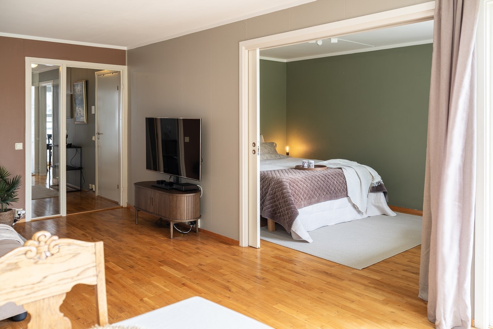 Leiligheten byr på 2 romslige soverom på 11m² og 12m². Disse ligger praktisk adskilt i hver sin ende av leiligheten Galleribilde