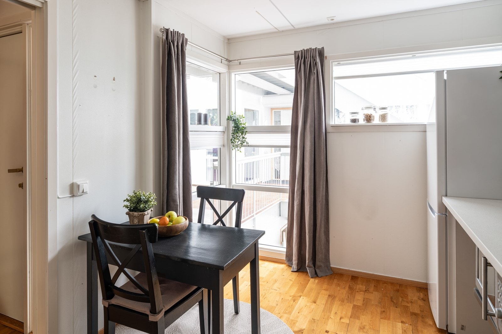 Her er det også plass til et hyggelig frokostbord, dersom du ønsker det. Hele leiligheten har rause vindusflater som gjør at det er gjennomgående gode lysforhold. Galleribilde