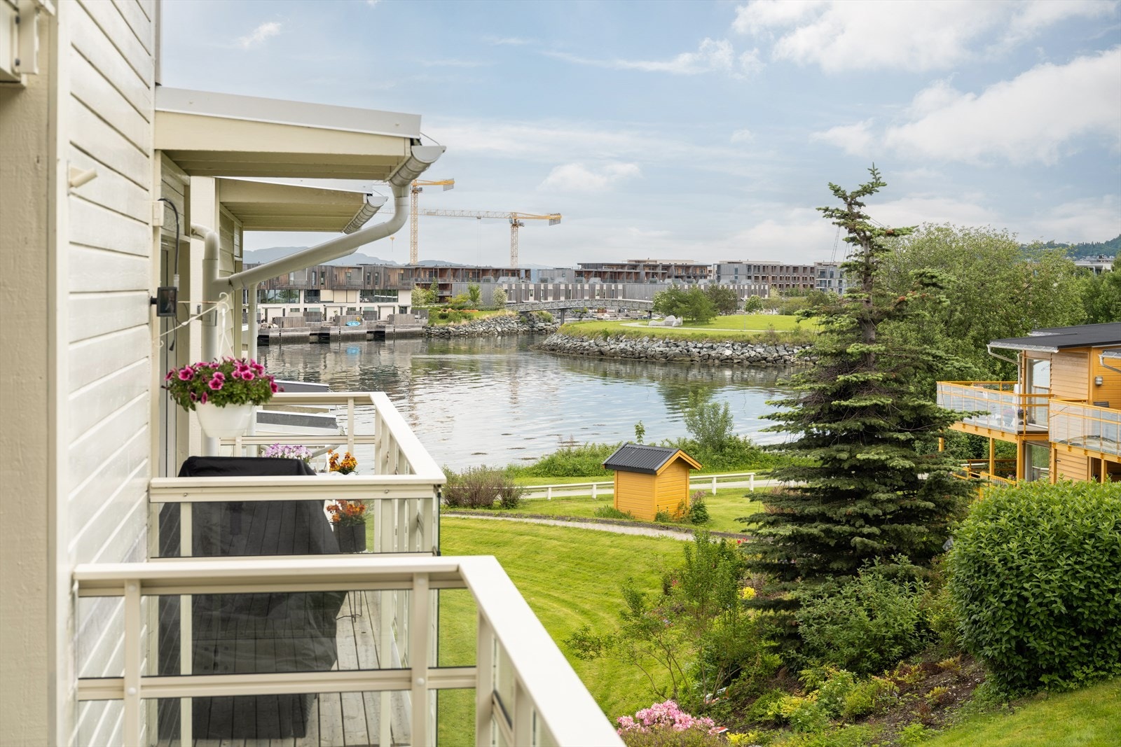 Velkommen til Hasselbakken Terrasse - En lys og innbydende leilighet på 78m² med egen sportsbod på 5m² og parkeringsplass i garasje. (Foto: Eivind Mølnå). Galleribilde