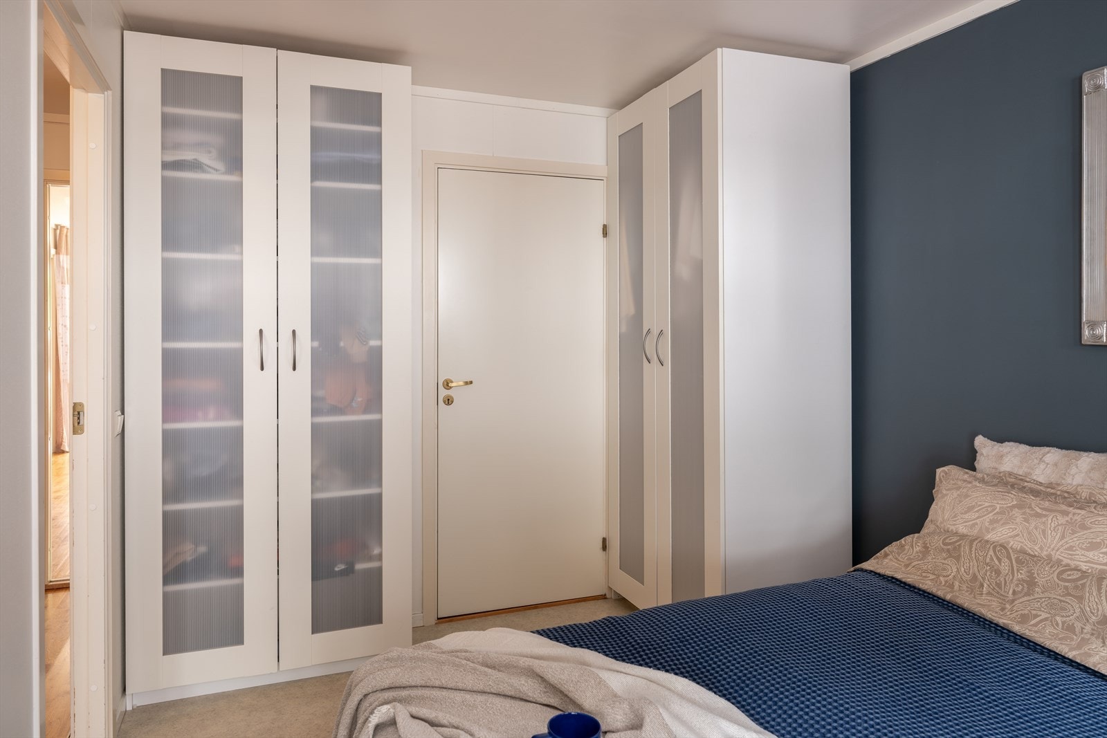 Fra soverommet er det adkomst til innvendig bod på 2m² som kan brukes som walk-in closet. Garderobeskapene medfølger handelen. Galleribilde