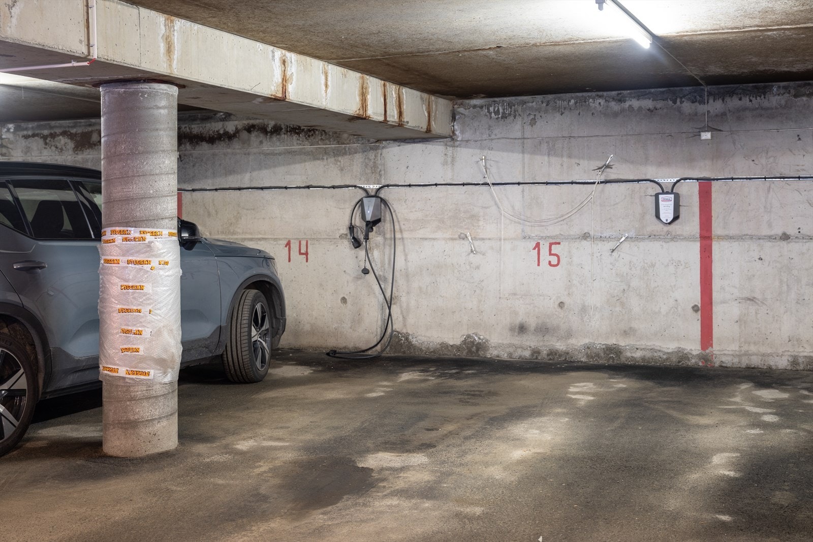 Det medfølger egen parkeringsplass i kjeller klargjort for el-bil lader. Det er også en egen sportsbod på 5m². Galleribilde