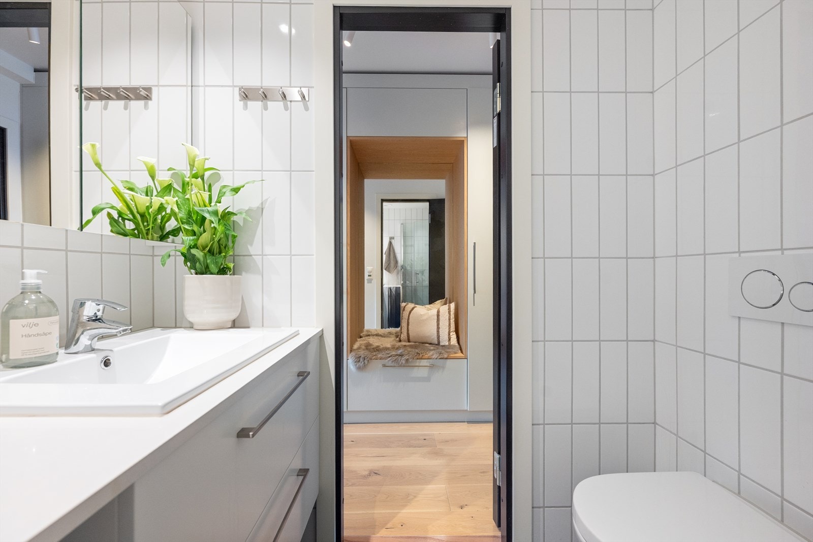 Fra badet ser man ut mot den praktiske garderobeløsningen i entréen. Galleribilde