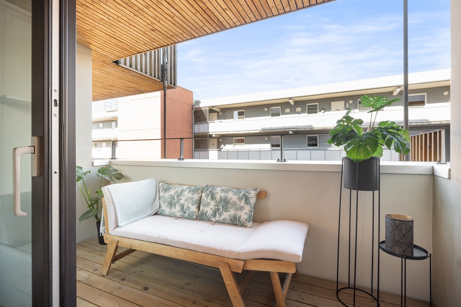Fra stuen er det utgang til en balkong med terrassebord og plass til en sittegruppe. Galleribilde