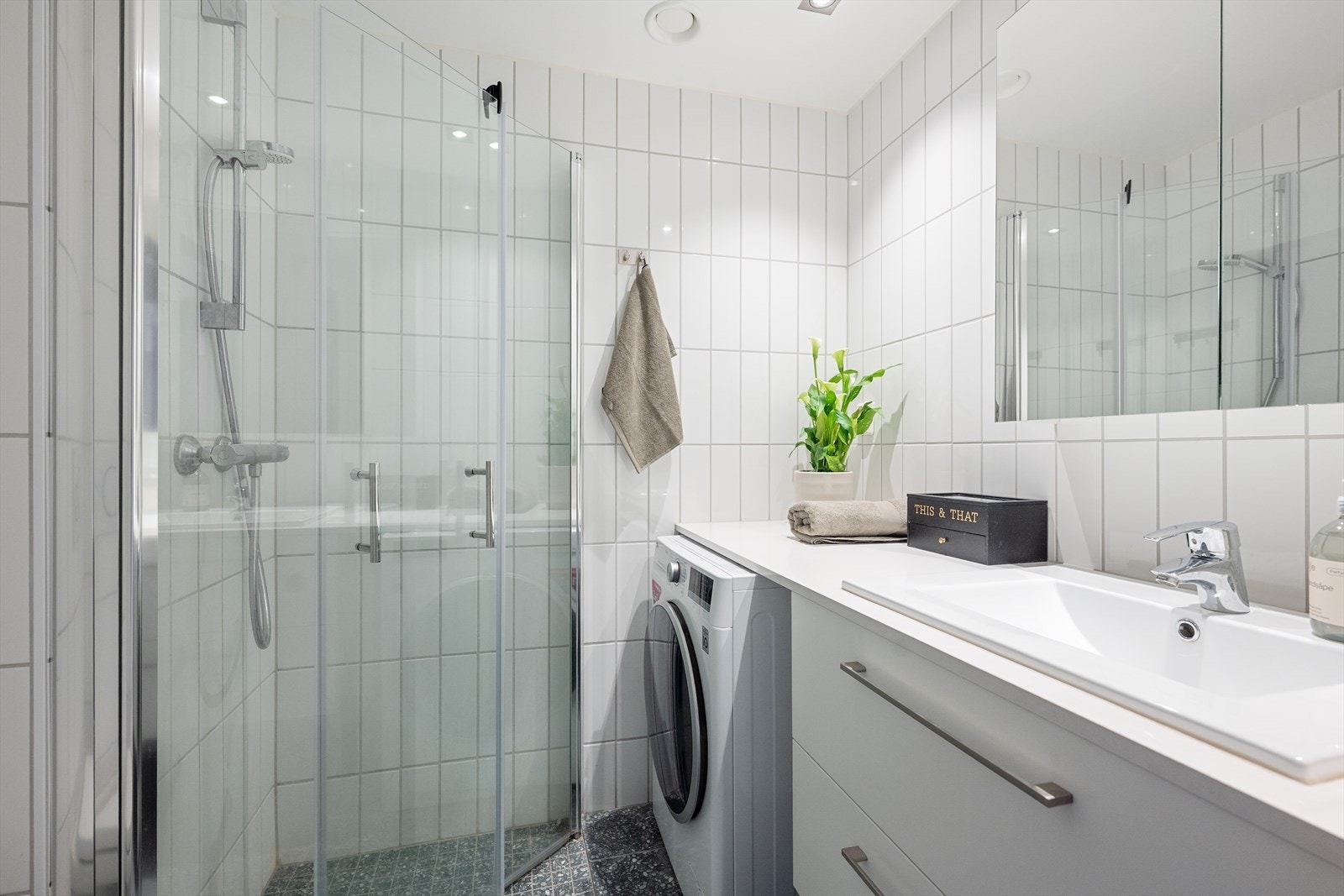 Badet har elektriske varmekabler i gulvet og opplegg for vaskemaskin. Galleribilde