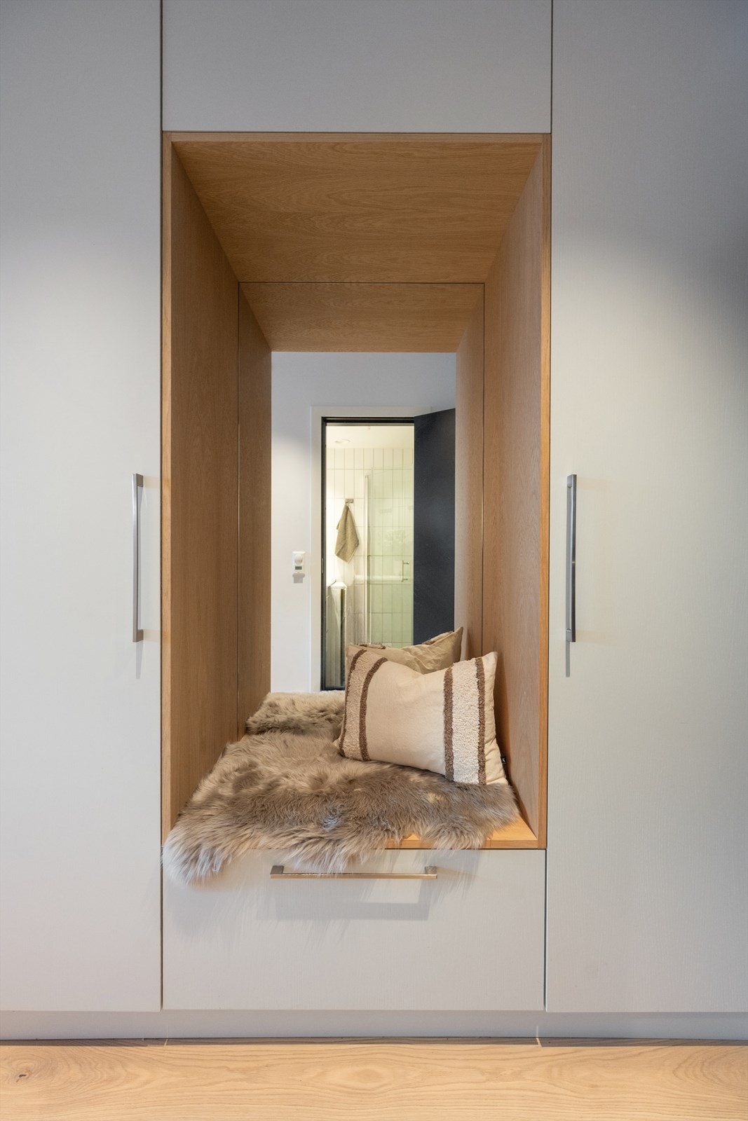 Entréen har en praktisk, integrert sittebenk og rikelig med garderobeplass. Galleribilde
