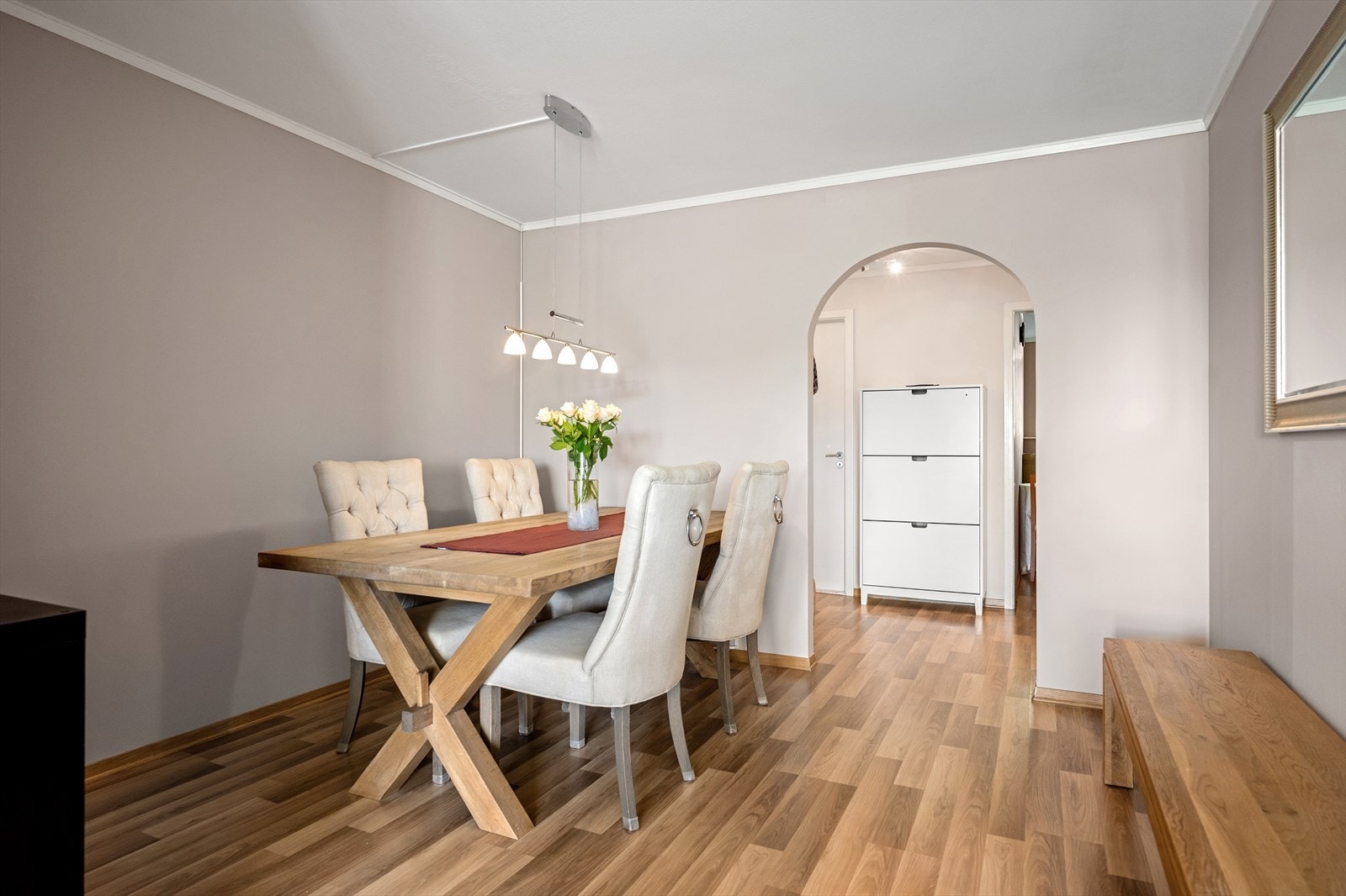 Den separate spisestuen gir god plass til et stort spisebord for sosiale sammenkomster. Galleribilde