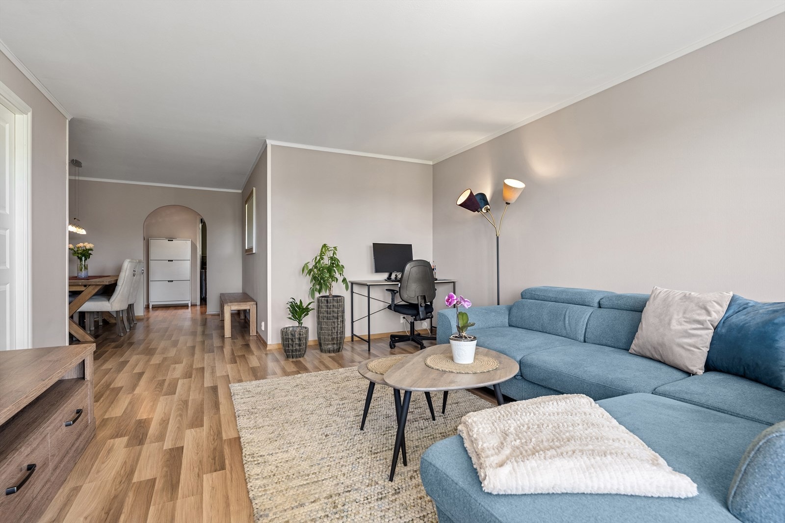 Stuen utgjør boligens største oppholdsrom og fremstår som et lyst og innbydende område med gode møbleringsmuligheter. Galleribilde