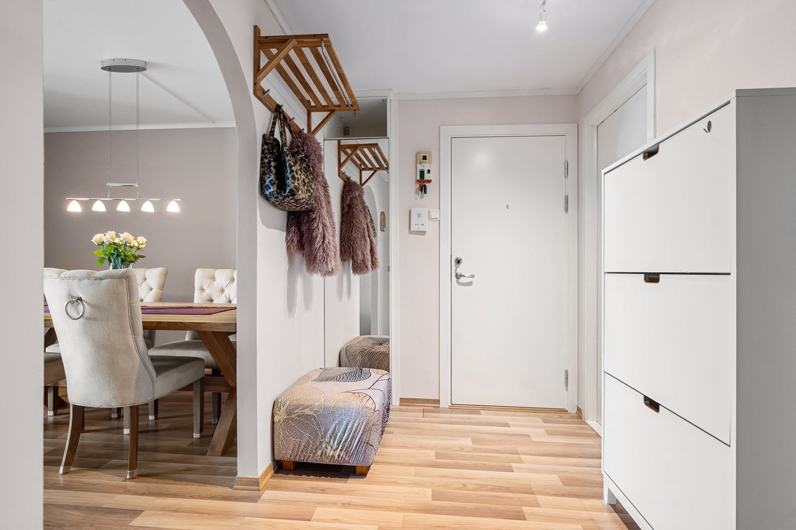 Velkommen inn i en romslig entré som gir et godt førsteinntrykk av boligen. Galleribilde