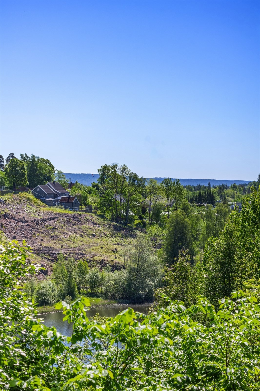 Bondivann stasjon ligger kun 550 meter unna, med hyppige avganger mot Oslo. Galleribilde