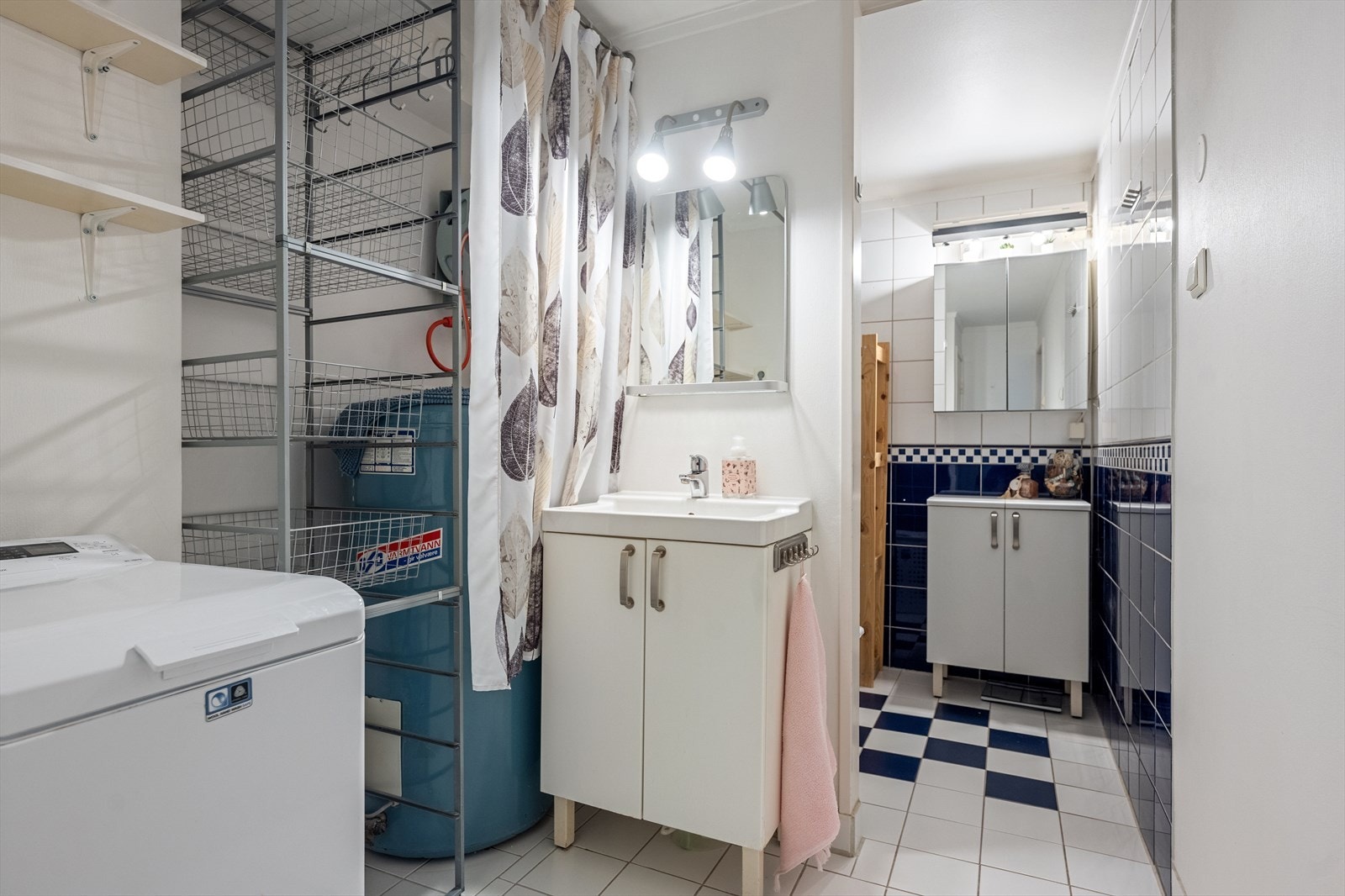 Badet er utstyrt med varmekabler i gulvet som bidrar til økt komfort. Galleribilde